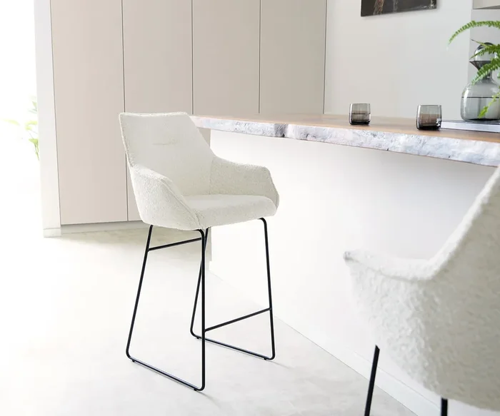 Barstuhl Alja-Flex Bouclé Weiß Kufengestell Metall Schwarz Taschenfederkern