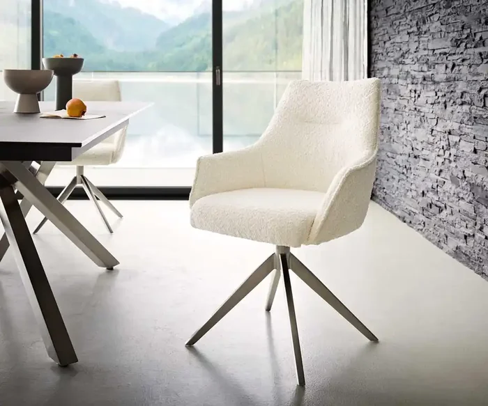 Drehstuhl Alja-Flex mit Armlehnen Bouclé Weiß Kreuzgestell breit Edelstahl 360° drehbar Taschenfederkern