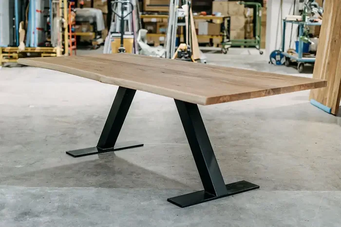 Eichentisch mit Baumkante Corvin auf Maß