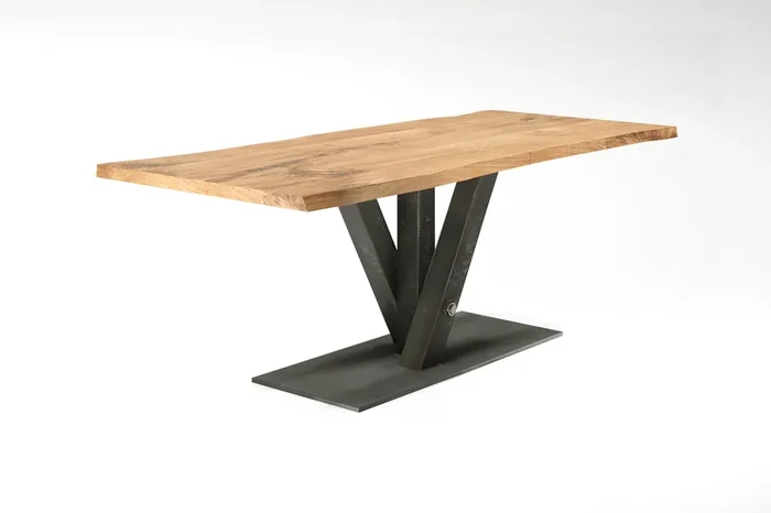 Esstisch Lennox mit Baumkante aus Eiche nach Maß