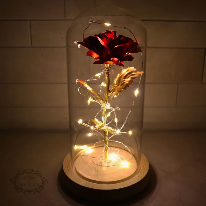 Ewige Rose | Goldene Kunstblume in Glaskuppel mit LED-Deko