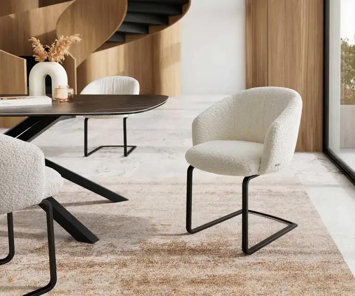 Freischwinger Caja-Flex mit Armlehnen Bouclé Weiß Freischwinger flach Schwarz Taschenfederkern