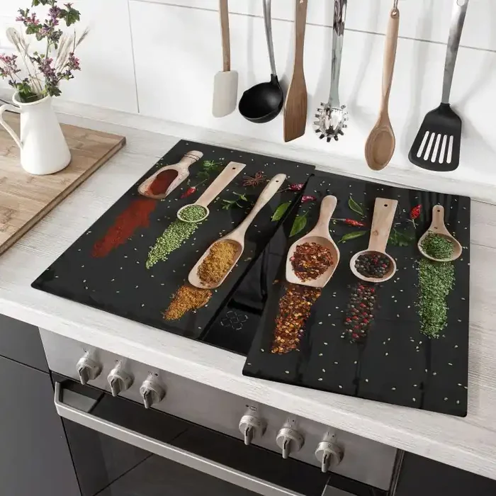 Herdabdeckplatte Kräuter und Gewürze auf Holzlöffel – Dingemans