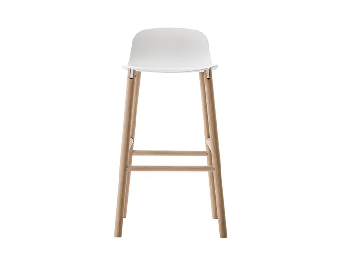 Kristalia Sharky Hocker mit niedriger Rückenlehne Entworfen von Neuland. Paster & Geldmacher