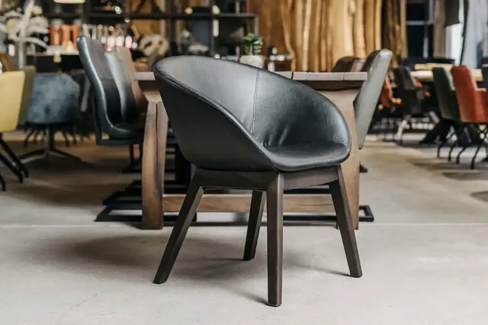 Schalenstuhl schwarz mit Holzgestell Jago