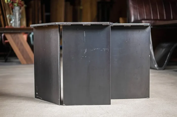 Schwere Tischwangen aus Rohstahl 64,5 x 70cm AUSSTELLUNGSSTÜCK Tarak