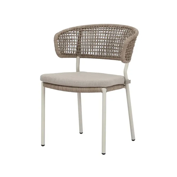 Spitz – Stuhl in Sand