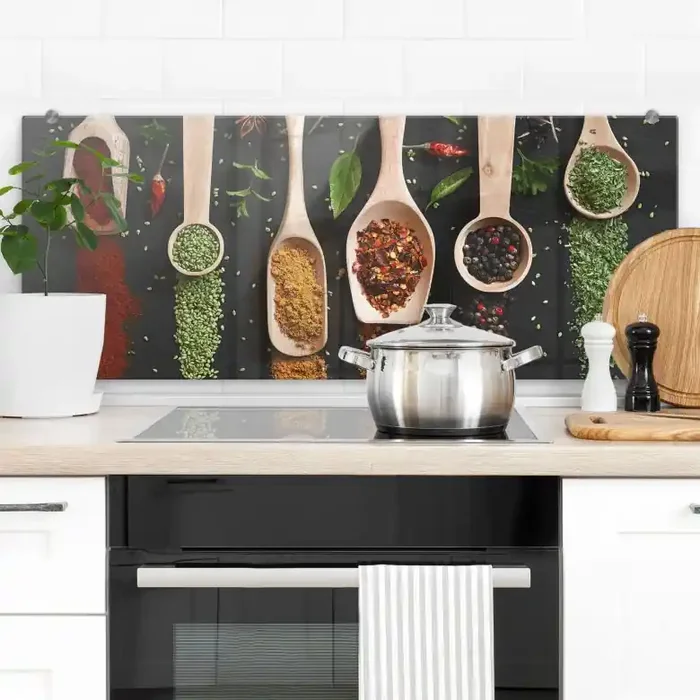 Spritzschutz Kräuter und Gewürze auf Holzlöffel – Dingemans – Panorama