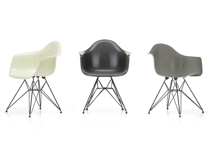 Vitra Eames Fiberglass DAR – Armlehnstuhl Basic Dark Base Entworfen von Charles & Ray Eames