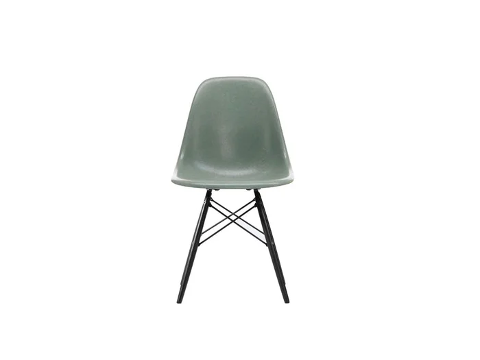 Vitra Eames Fiberglass Side Chair DSW / Stuhl – Schwarzer Ahorn Entworfen von Charles & Ray Eames