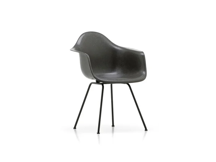 Vitra Eames Plastic Fiberglass DAX – Armlehnstuhl Basic Dark Base Entworfen von Charles & Ray Eames