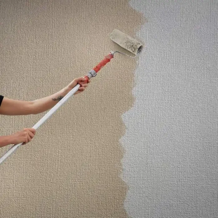 Vliestapete mit moderner einfarbiger Optik und Struktur in weiß Uni