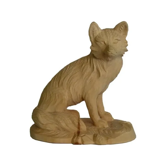 Volpe seduta in cirmolo