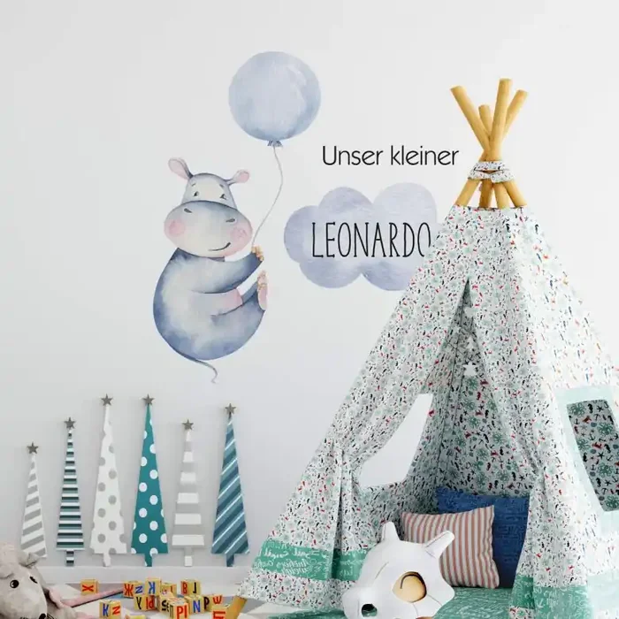 Wandtattoo Wunschname Junge + Kvilis – Flusspferd blauer Luftballon